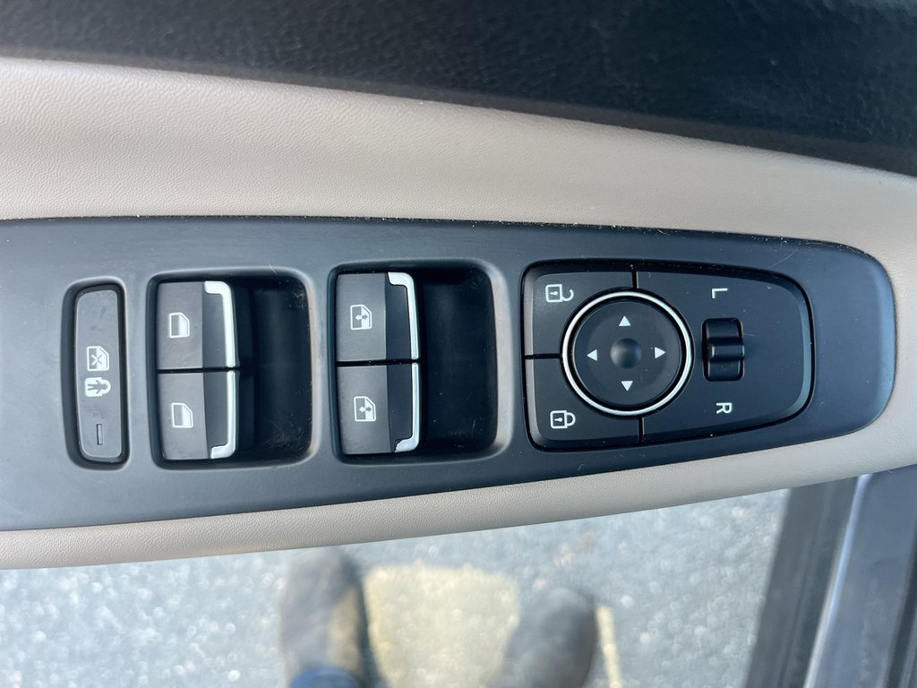 2021 Hyundai Santa Fe Preferred | Leather | Roof | Cam | USB | HtdWheel in Saint John, New Brunswick - 15 - w1024h768px