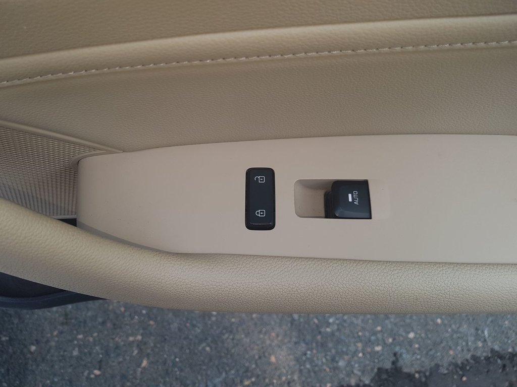 2016 Hyundai Sonata Hybrid Limited | Leather | Roof | Nav | Cam | USB in Saint John, New Brunswick - 45 - w1024h768px