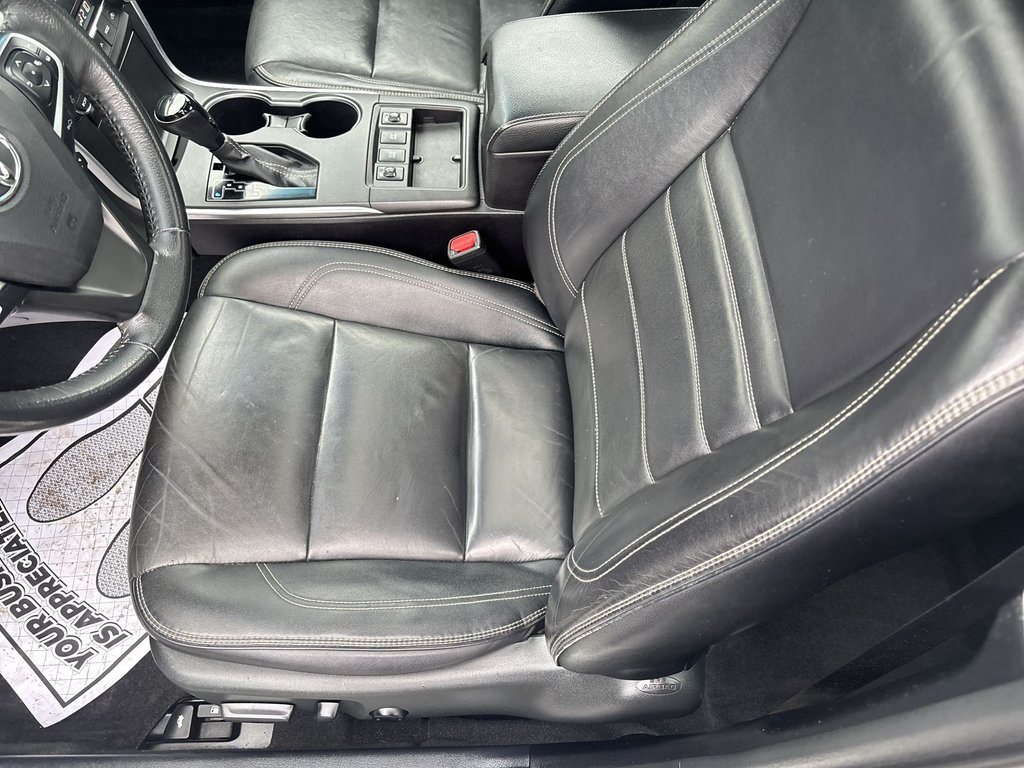 2017 Toyota Camry Hybrid in Antigonish, Nova Scotia - 12 - w1024h768px