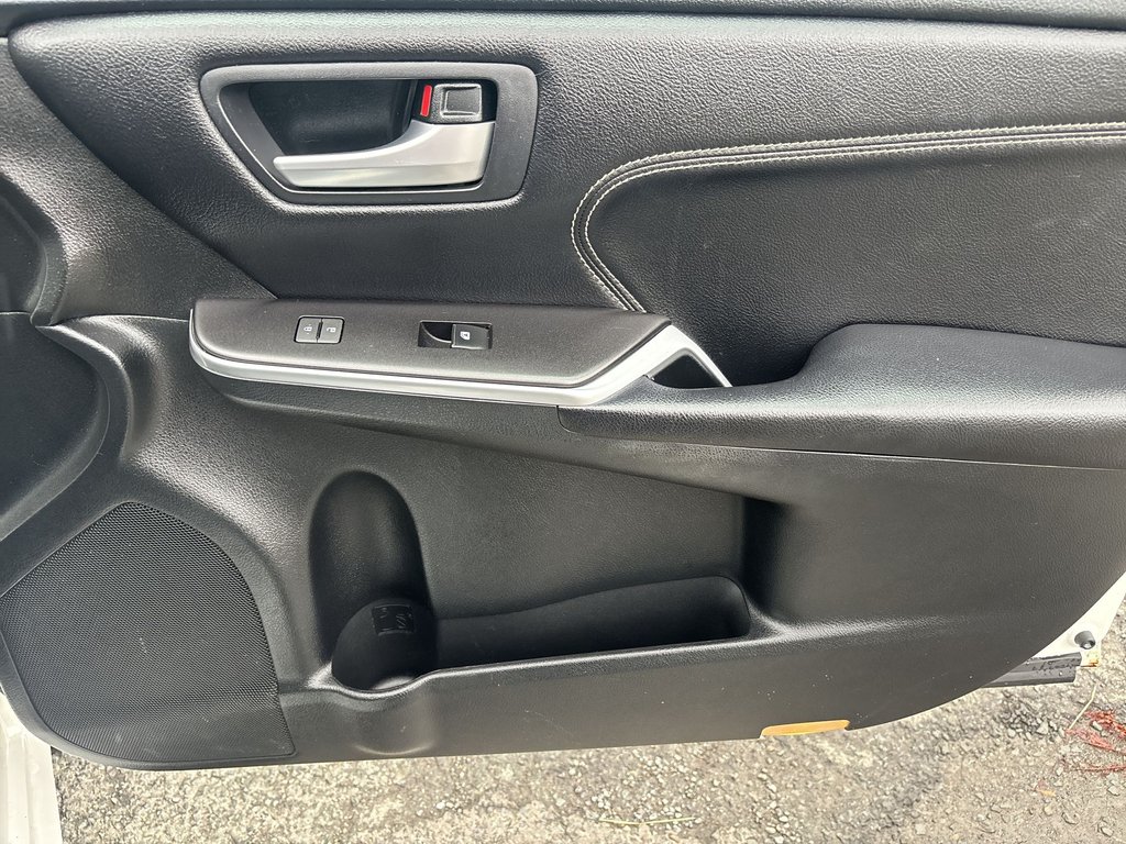 2017 Toyota Camry Hybrid in Antigonish, Nova Scotia - 46 - w1024h768px