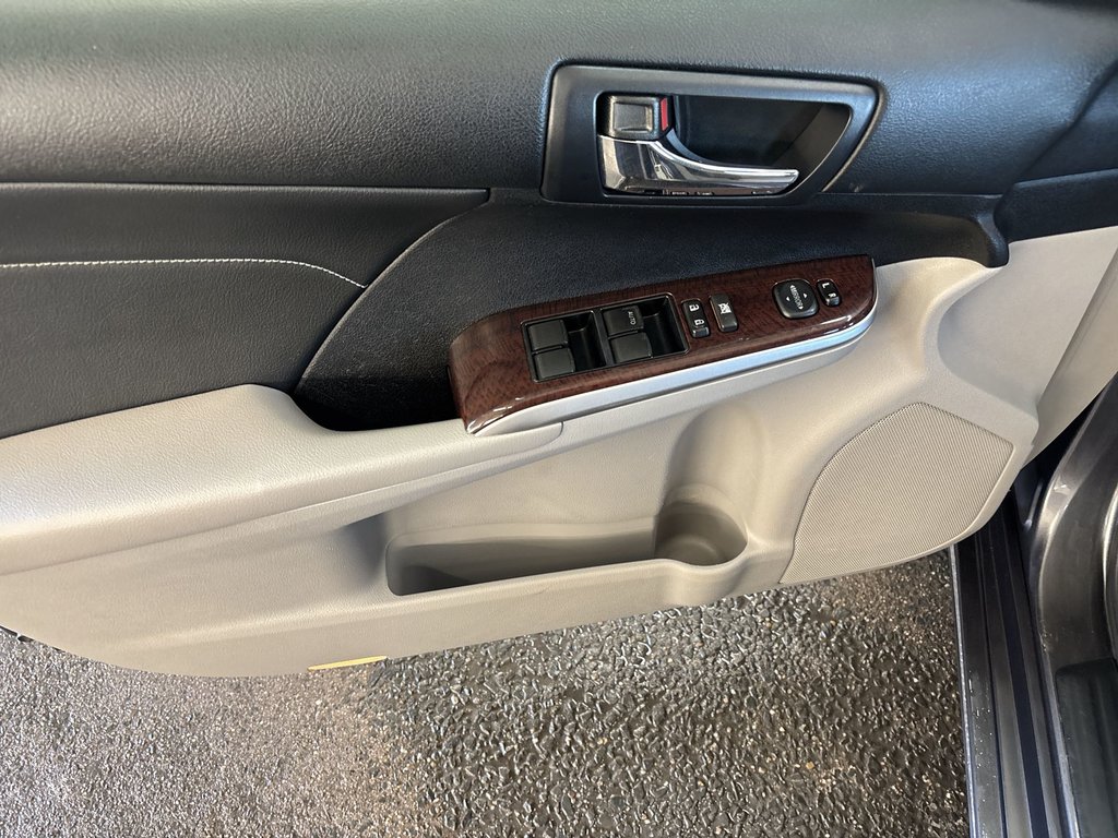 2014 Toyota Camry XLE in Saint John, New Brunswick - 15 - w1024h768px