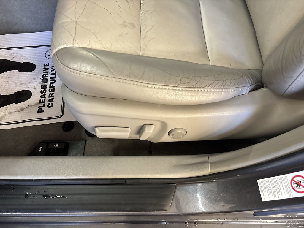 2014 Toyota Camry XLE in Saint John, New Brunswick - 14 - w1024h768px
