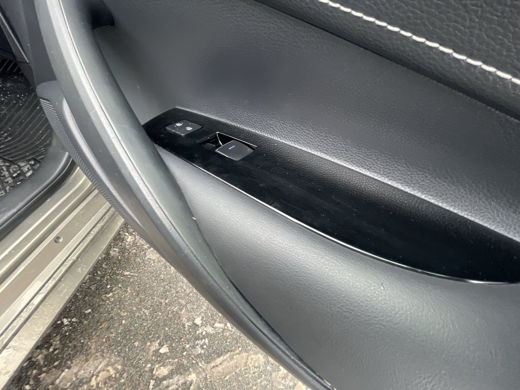 2019 Toyota Corolla Hatchback SE Manual | Backup Camera | USB | Keyless entry in Saint John, New Brunswick - 52 - w1024h768px