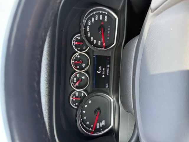 Chevrolet Silverado 1500  2021 à Bonaventure, Québec - 2 - w1024h768px