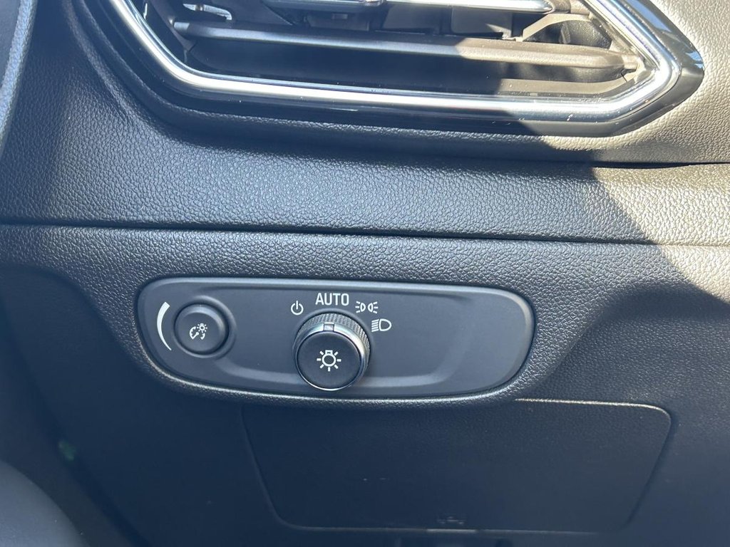 2023 Chevrolet Bolt EUV LT BRAND NEW WINTER TIRES I NEWS BRAKES I CARPLAY I MAGS I HEATED SEATS AND STEERING WHEEL I in Montréal, Quebec - 14 - w1024h768px