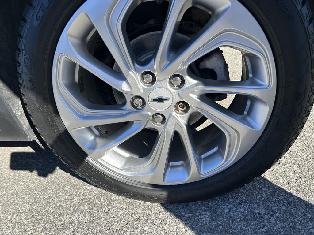 2023 Chevrolet Bolt EUV LT BRAND NEW WINTER TIRES I NEWS BRAKES I CARPLAY I MAGS I HEATED SEATS AND STEERING WHEEL I in Montréal, Quebec - 6 - w1024h768px