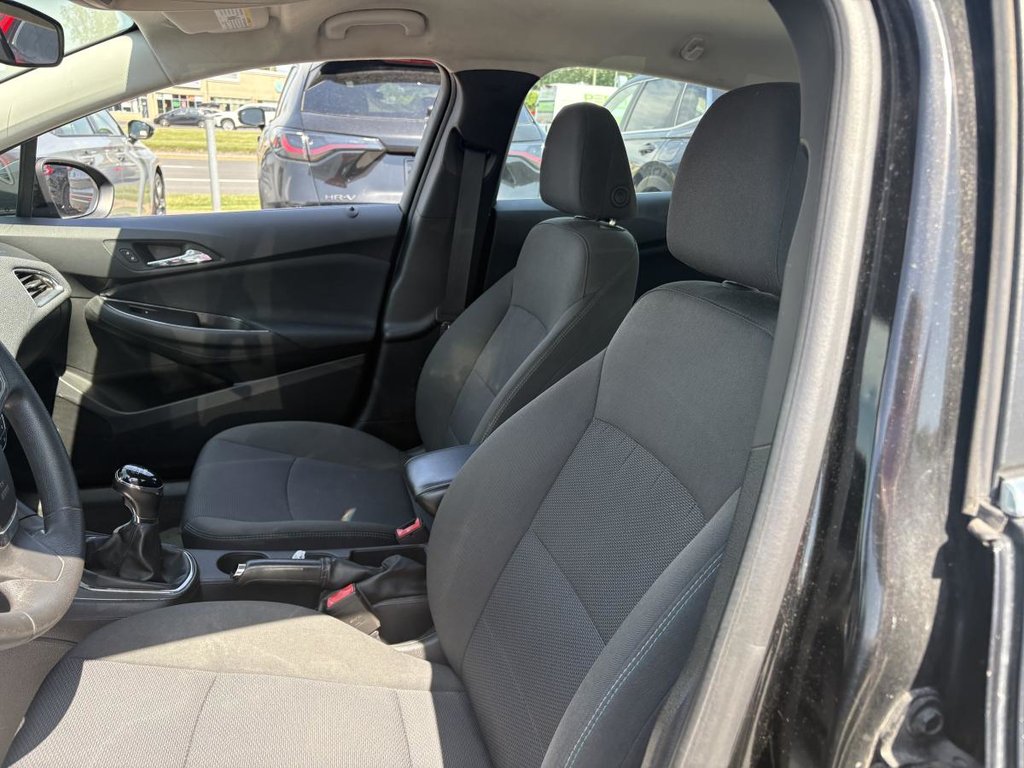 2018 Chevrolet Cruze LT (Manual) CAMERA I BLUETOOTH I MAGS I HEATED SEATS in Montréal, Quebec - 4 - w1024h768px