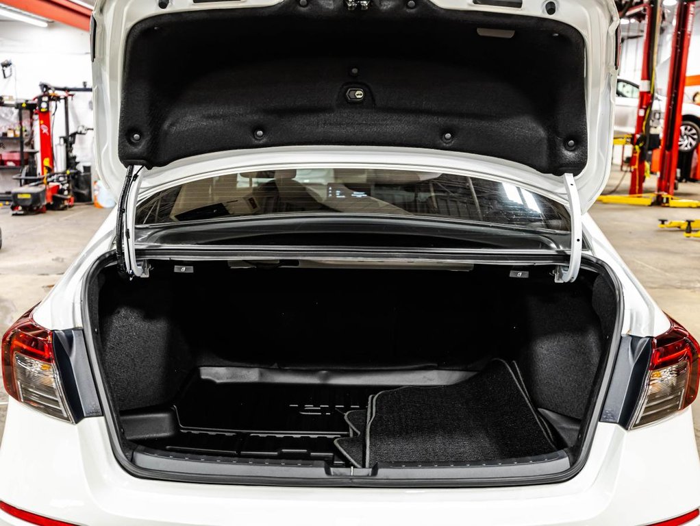 2026 Honda Civic Sport Touring eCVT DEMO in Montréal, Quebec - 16 - w1024h768px