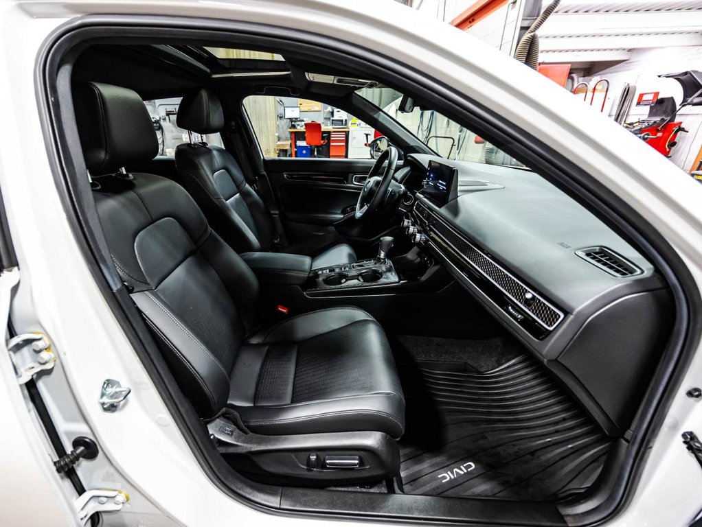 2026 Honda Civic Sport Touring eCVT DEMO in Montréal, Quebec - 18 - w1024h768px