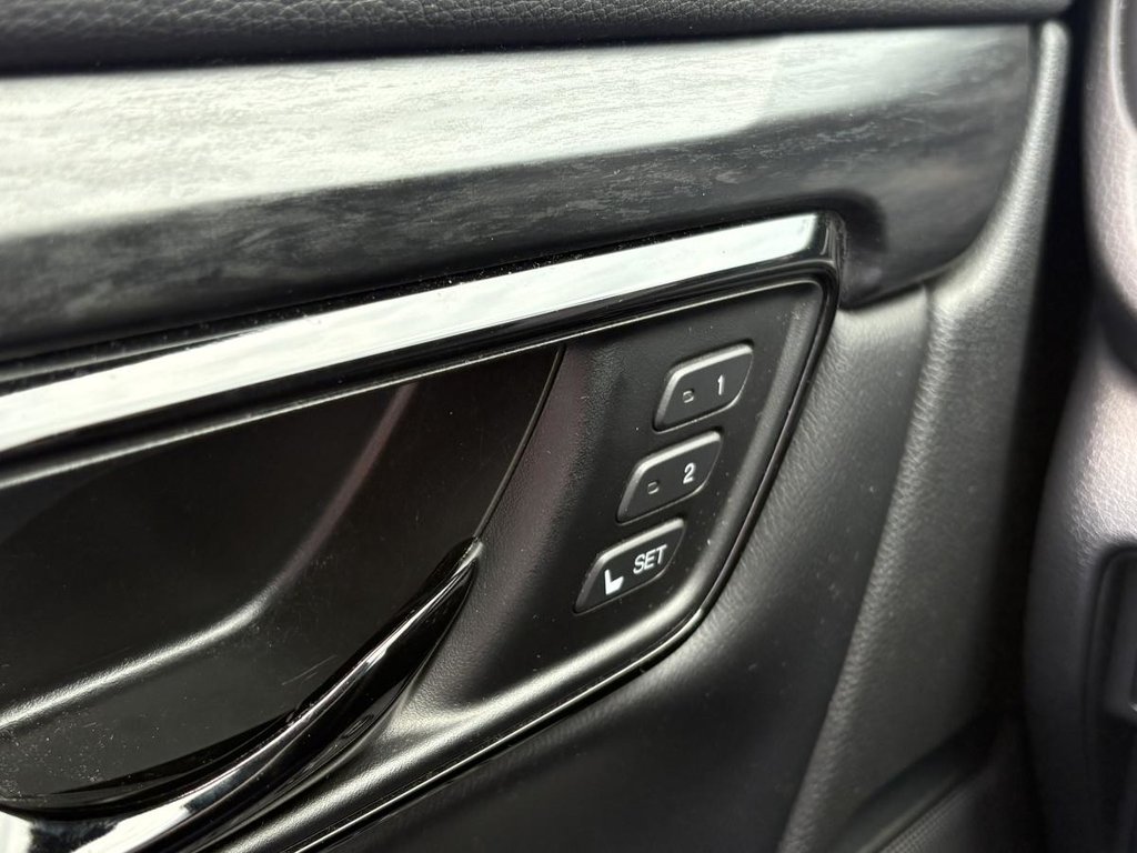 Honda CR-V Black Edition AWD I PANORAMIC SUNROOF I LEATHER I HEATED SEATS & STEERING WHEEL I STARTER I 2022 à Montréal, Québec - 17 - w1024h768px