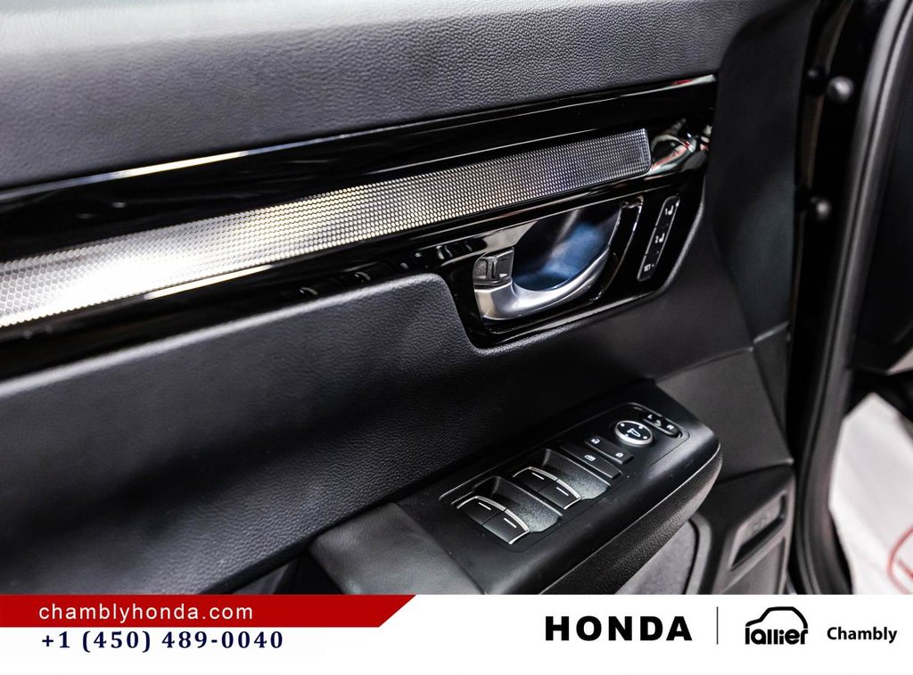 2024 Honda CR-V Touring AWD SUNROOF I MAGS I LEATHER I HEATED SEATS & STEERING WHEEL I STARTER I ACTIVE SECURITY in Montréal, Quebec - 11 - w1024h768px