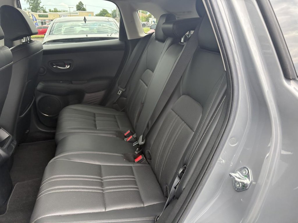 2024 Honda HR-V EX-L Navi AWD  LEATHER I HEATED SEATS & STEERING WHEEL I STARTER I CARPLAY I ACTIVE SECURITY in Montréal, Quebec - 6 - w1024h768px