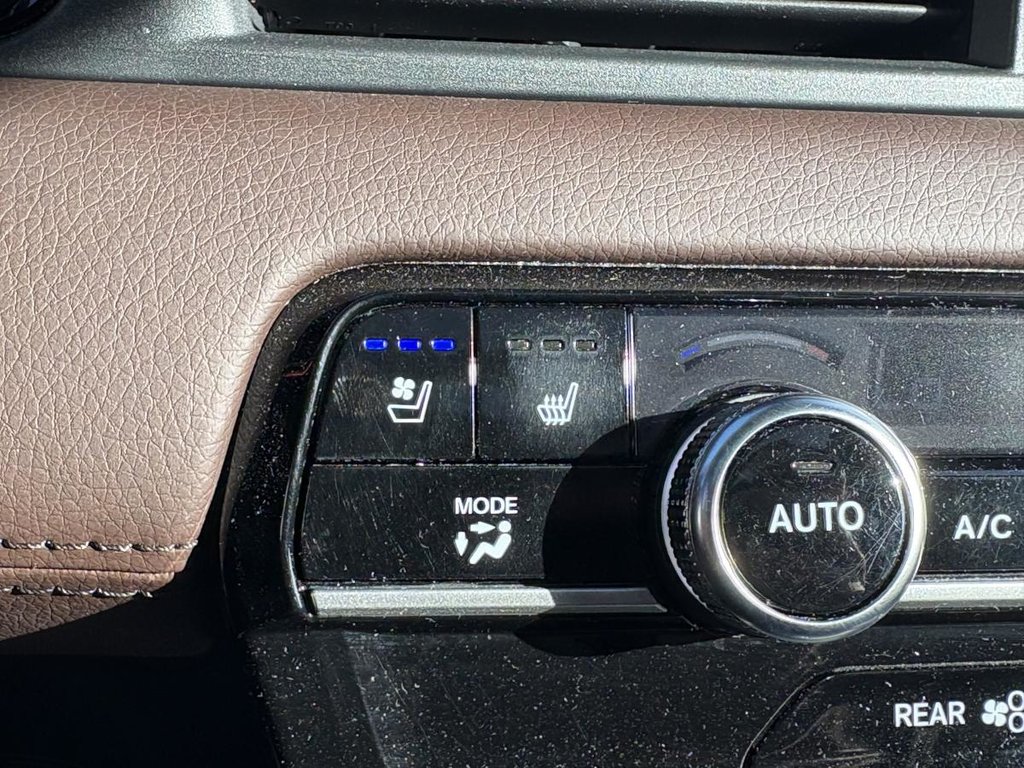2023 Honda Pilot Touring AWD 8 SEATERS I LEATHER I HEATED AND COOLING SEATS I MAGS I PANORAMIC SUNROOF I CARPLAY in Montréal, Quebec - 12 - w1024h768px