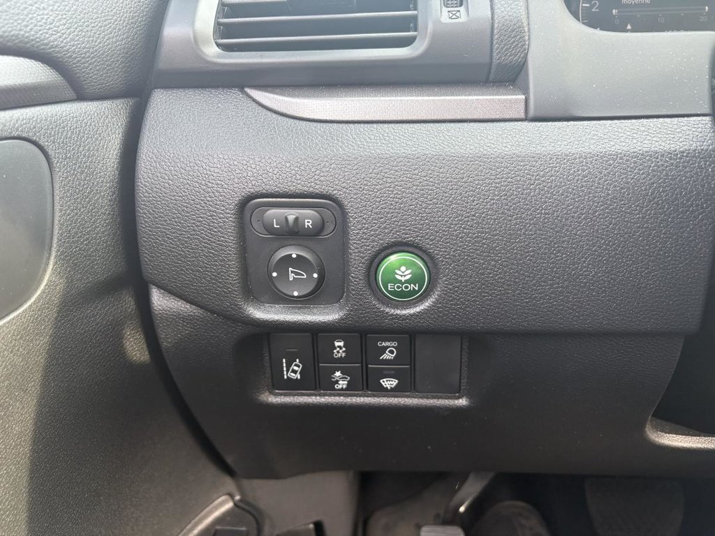2025 Honda Ridgeline Sport AWD 12,000,KM I HEATED SEATS I STARTER I CARPLAY I SUNROOF I MAGS I SOFT TONNEAU COVER I in Montréal, Quebec - 13 - w1024h768px