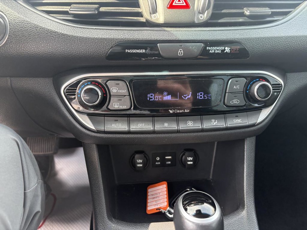 2018 Hyundai Elantra GT GLS 5 doors I CARPLAY I PANORAMIC SUNROOF I HEATED SEATS & STEERING WHEEL I ACTIVE SECURITY in Montréal, Quebec - 8 - w1024h768px