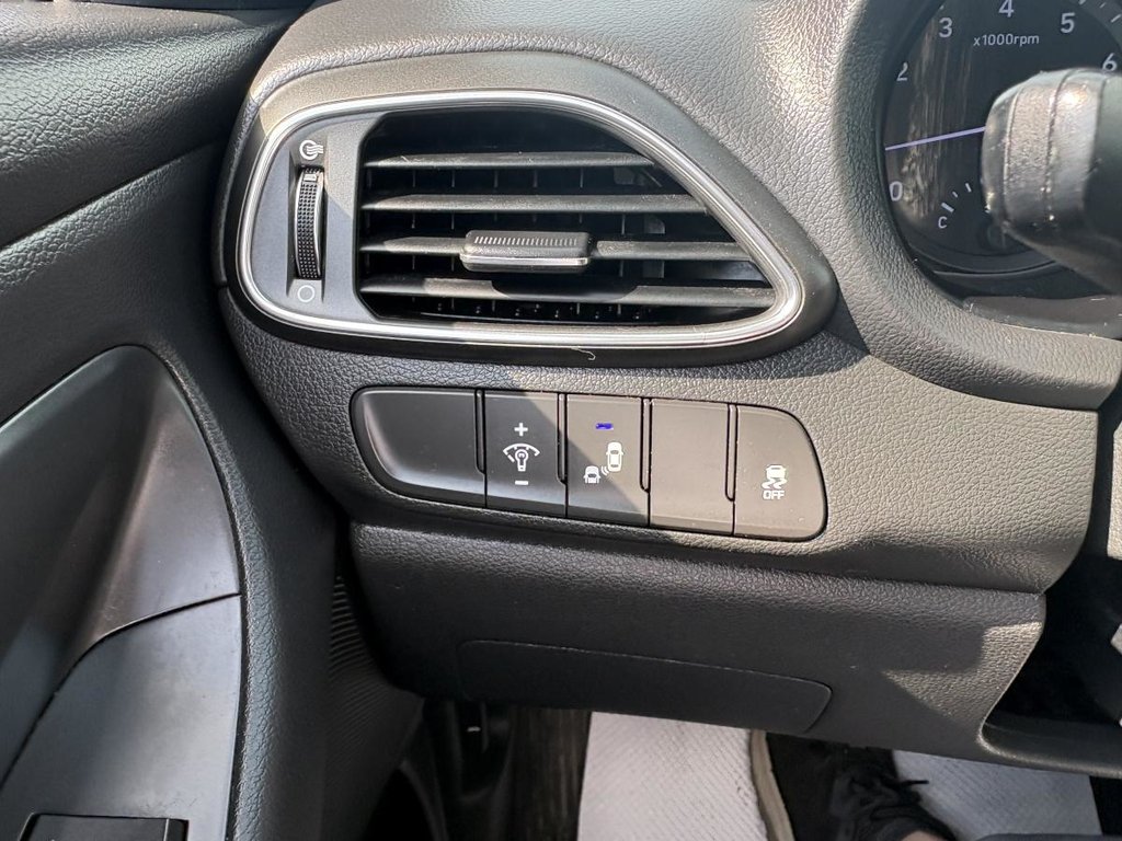 2018 Hyundai Elantra GT GLS 5 doors I CARPLAY I PANORAMIC SUNROOF I HEATED SEATS & STEERING WHEEL I ACTIVE SECURITY in Montréal, Quebec - 12 - w1024h768px