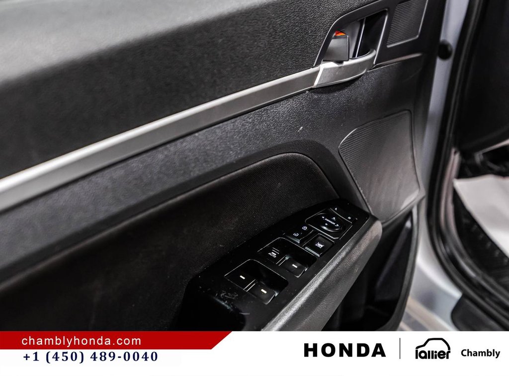 2020 Hyundai Elantra Preferred w/Sun & Safety Package in Montréal, Quebec - 12 - w1024h768px