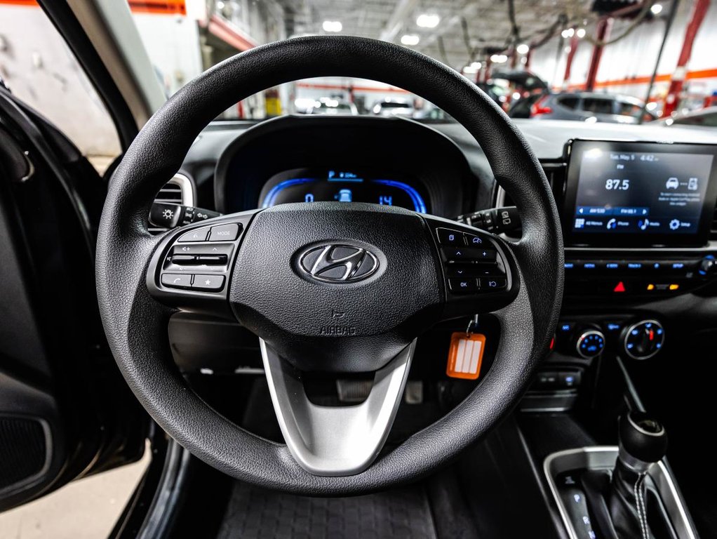 2025 Hyundai Venue Essential  19,000 KM I 8 TIRES I HEATED SEATS I CAMERA  I ACTIVE SECURITY in Montréal, Quebec - 21 - w1024h768px