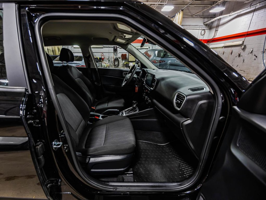 2025 Hyundai Venue Essential  19,000 KM I 8 TIRES I HEATED SEATS I CAMERA  I ACTIVE SECURITY in Montréal, Quebec - 17 - w1024h768px