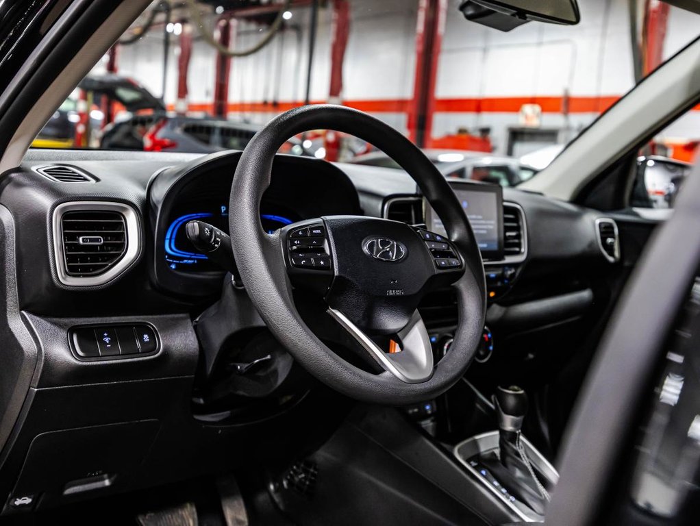 2025 Hyundai Venue Essential  19,000 KM I 8 TIRES I HEATED SEATS I CAMERA  I ACTIVE SECURITY in Montréal, Quebec - 19 - w1024h768px