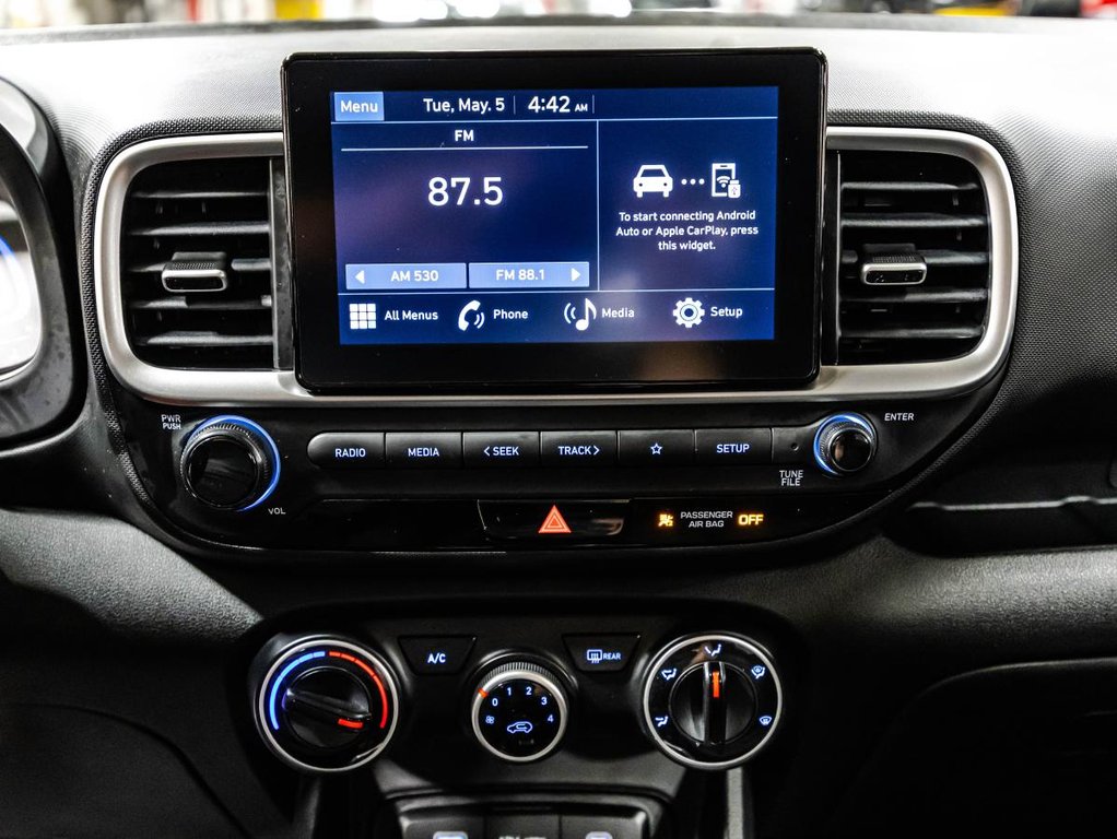 2025 Hyundai Venue Essential  19,000 KM I 8 TIRES I HEATED SEATS I CAMERA  I ACTIVE SECURITY in Montréal, Quebec - 23 - w1024h768px
