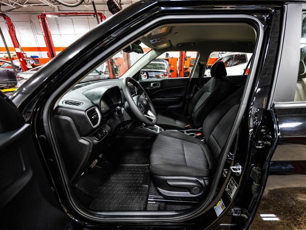 2025 Hyundai Venue Essential  19,000 KM I 8 TIRES I HEATED SEATS I CAMERA  I ACTIVE SECURITY in Montréal, Quebec - 18 - w1024h768px