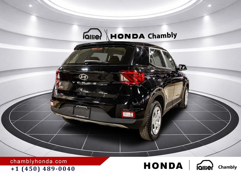 2025 Hyundai Venue Essential  19,000 KM I 8 TIRES I HEATED SEATS I CAMERA  I ACTIVE SECURITY in Montréal, Quebec - 7 - w1024h768px
