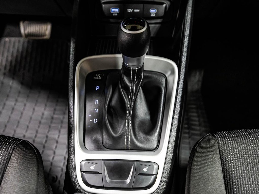 2025 Hyundai Venue Essential  19,000 KM I 8 TIRES I HEATED SEATS I CAMERA  I ACTIVE SECURITY in Montréal, Quebec - 24 - w1024h768px