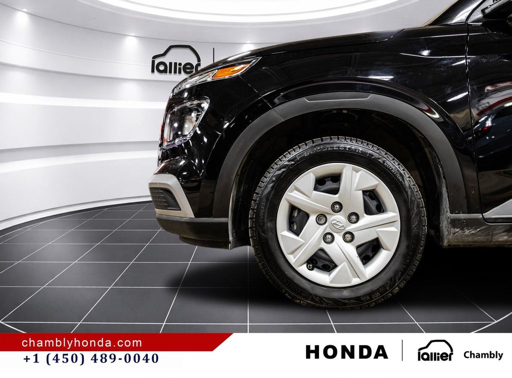 2025 Hyundai Venue Essential  19,000 KM I 8 TIRES I HEATED SEATS I CAMERA  I ACTIVE SECURITY in Montréal, Quebec - 10 - w1024h768px