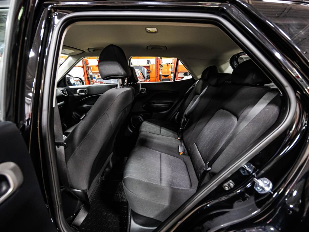2025 Hyundai Venue Essential  19,000 KM I 8 TIRES I HEATED SEATS I CAMERA  I ACTIVE SECURITY in Montréal, Quebec - 13 - w1024h768px