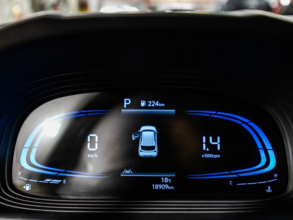 2025 Hyundai Venue Essential  19,000 KM I 8 TIRES I HEATED SEATS I CAMERA  I ACTIVE SECURITY in Montréal, Quebec - 22 - w1024h768px