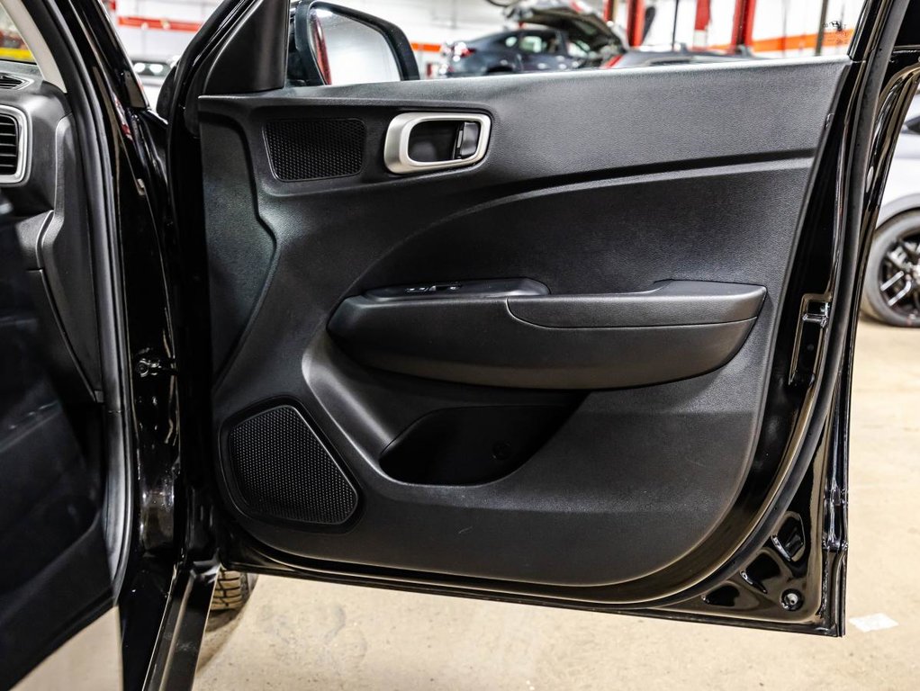 2025 Hyundai Venue Essential  19,000 KM I 8 TIRES I HEATED SEATS I CAMERA  I ACTIVE SECURITY in Montréal, Quebec - 16 - w1024h768px