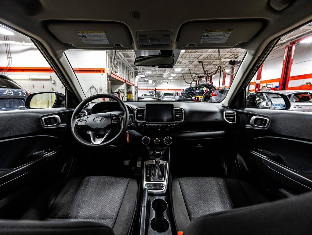 2025 Hyundai Venue Essential  19,000 KM I 8 TIRES I HEATED SEATS I CAMERA  I ACTIVE SECURITY in Montréal, Quebec - 14 - w1024h768px