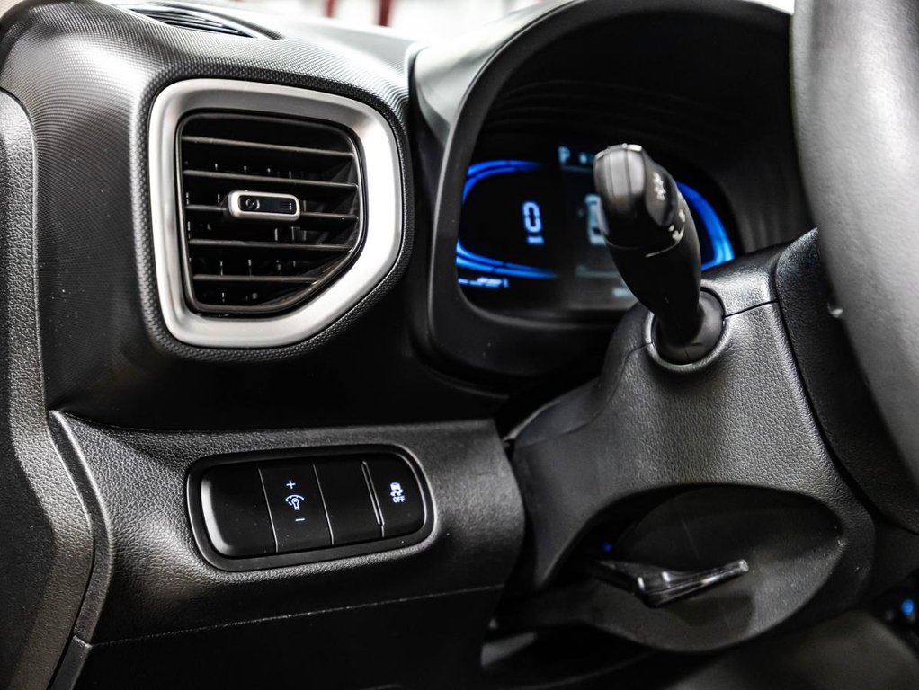 2025 Hyundai Venue Essential  19,000 KM I 8 TIRES I HEATED SEATS I CAMERA  I ACTIVE SECURITY in Montréal, Quebec - 20 - w1024h768px