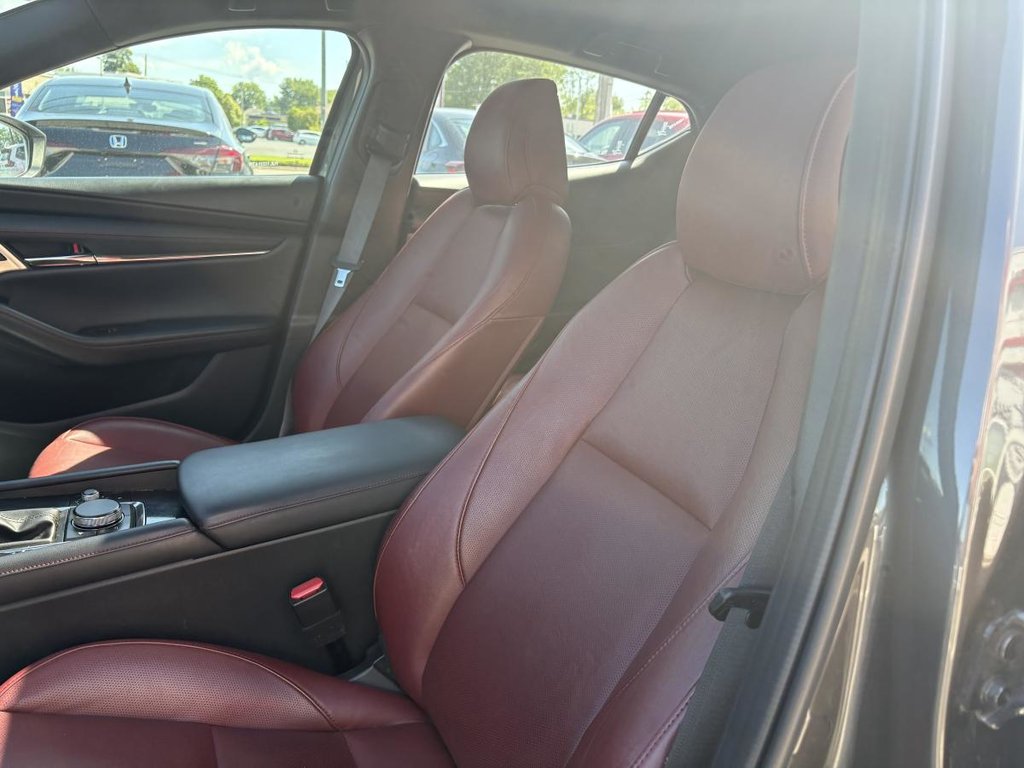 Mazda 3 Sport GT Auto i-ACTIV AWD LEATHER I HEATED SEATS AND STEERING WHEEL I MAGS I CARPLAY I ACTIVE SECURITY 2024 à Montréal, Québec - 8 - w1024h768px