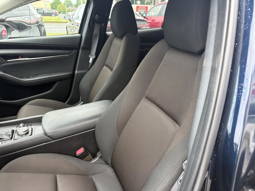 2021 Mazda 3 GS CARPLAY I HEATED SEATS AND STEERING WHEEL I ACTIVE SECURITY in Montréal, Quebec - 8 - w1024h768px