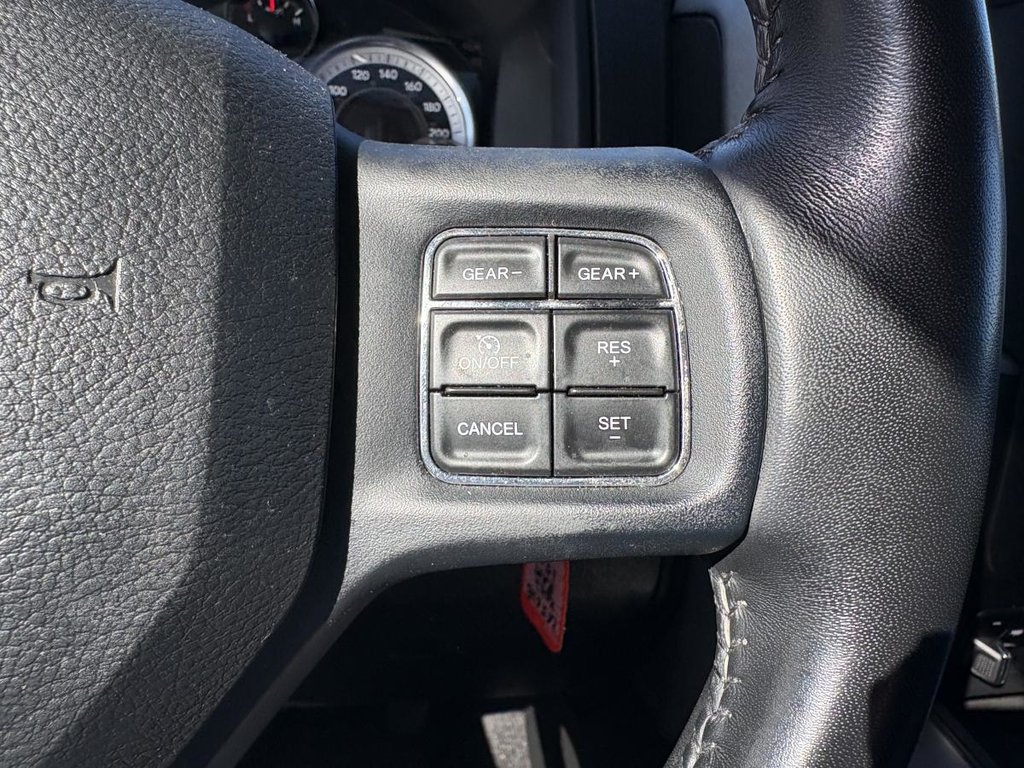 2023 Ram 1500 Classic Express 4x4 Crew Cab 5'7 Box in Montréal, Quebec - 12 - w1024h768px
