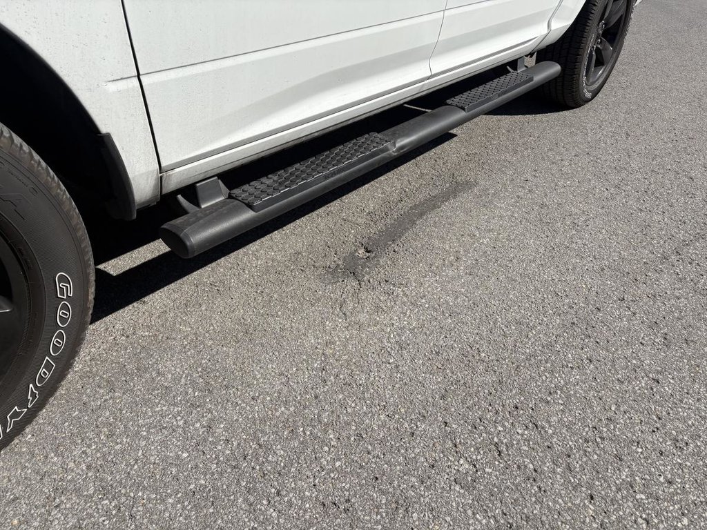 2023 Ram 1500 Classic Express 4x4 Crew Cab 5'7 Box in Montréal, Quebec - 8 - w1024h768px