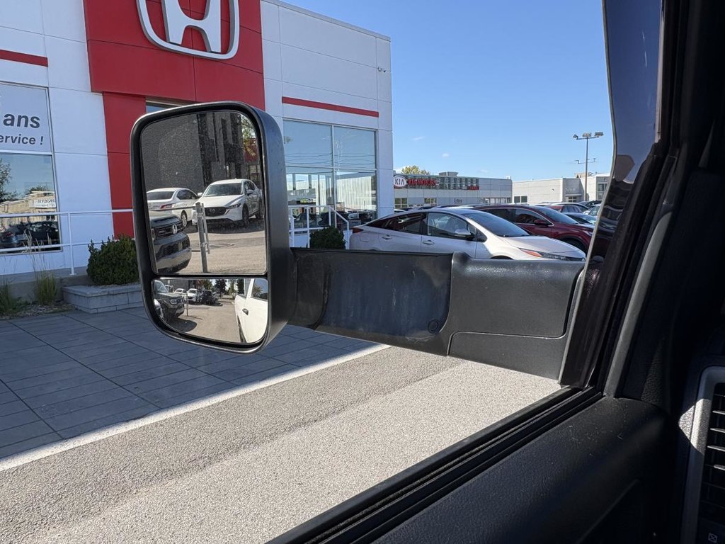 2023 Ram 1500 Classic Express 4x4 Crew Cab 5'7 Box in Montréal, Quebec - 18 - w1024h768px
