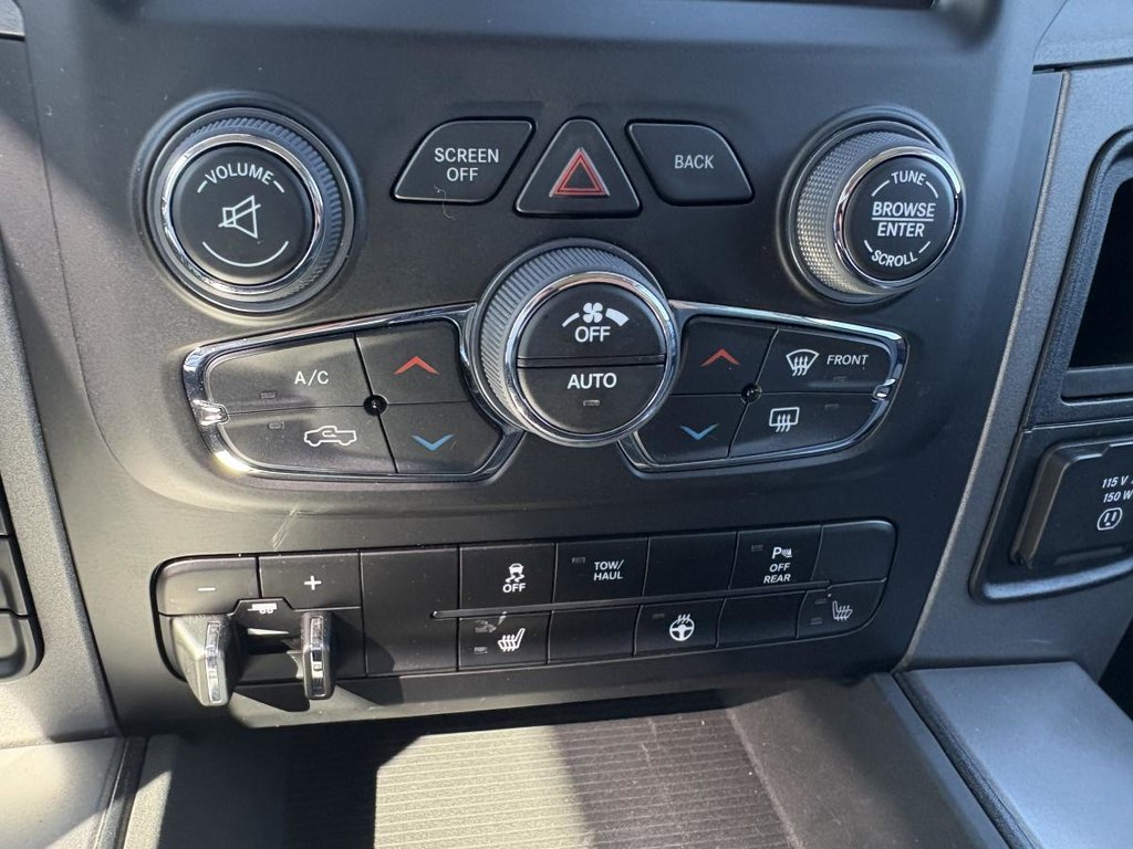2023 Ram 1500 Classic Express 4x4 Crew Cab 5'7 Box in Montréal, Quebec - 15 - w1024h768px