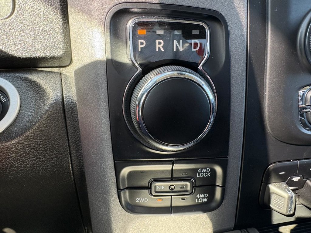 2023 Ram 1500 Classic Express 4x4 Crew Cab 5'7 Box in Montréal, Quebec - 17 - w1024h768px