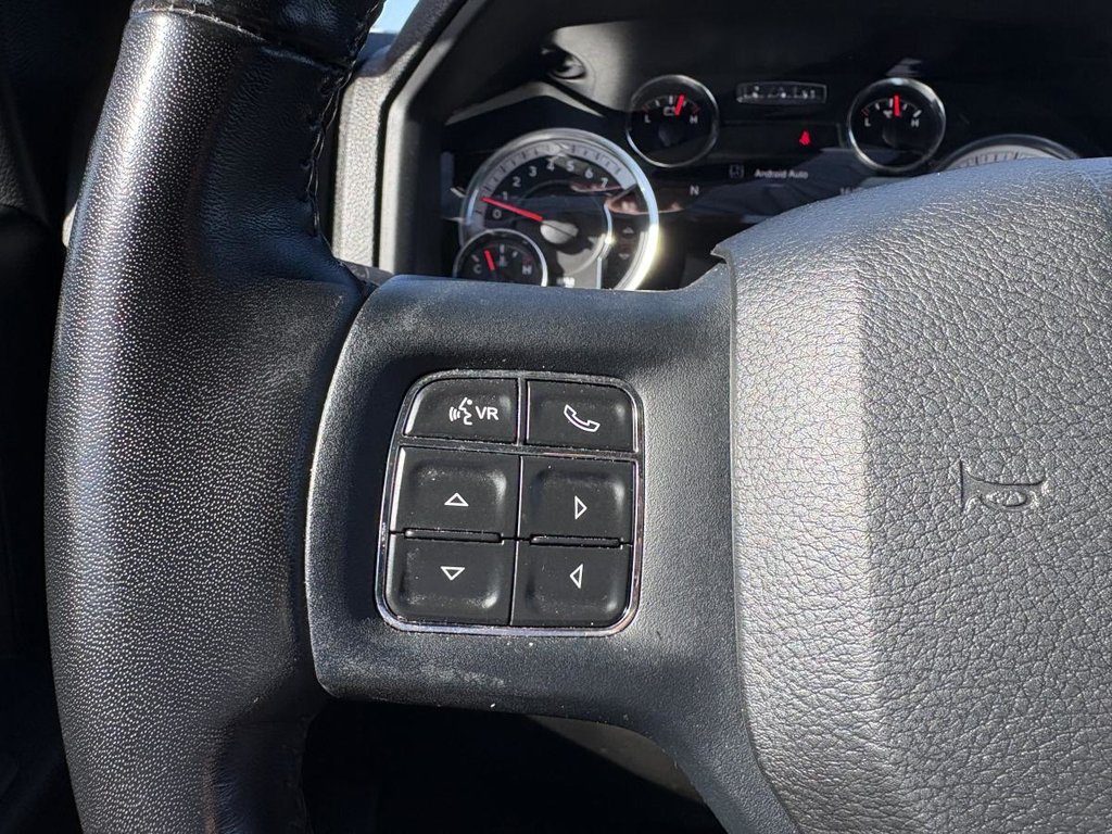 2023 Ram 1500 Classic Express 4x4 Crew Cab 5'7 Box in Montréal, Quebec - 13 - w1024h768px
