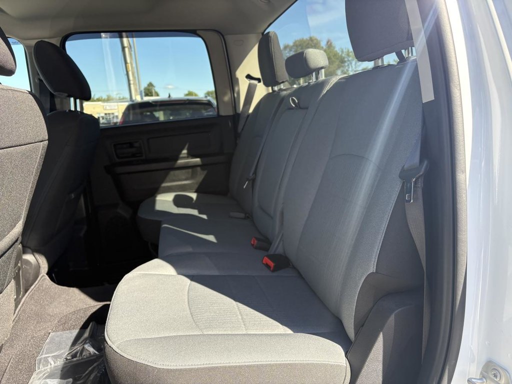 2023 Ram 1500 Classic Express 4x4 Crew Cab 5'7 Box in Montréal, Quebec - 9 - w1024h768px
