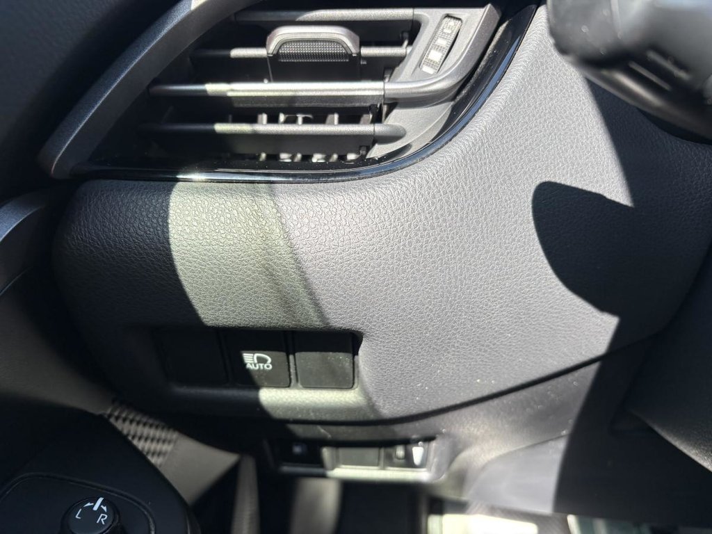 2022 Toyota C-HR LE CARPLAY I CAMERA I BLUETOOTH I ACTIVE SECURITY in Montréal, Quebec - 14 - w1024h768px