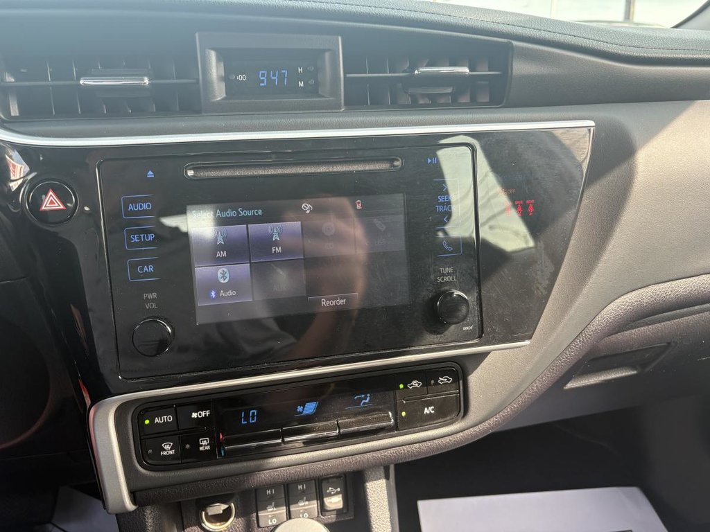 2018 Toyota Corolla LE 70,000 KM I HEATED SEATS AND STEERING WHEEL I CAMERA  I SUNROOF I MAGS I  ACTIVE SECURITY in Montréal, Quebec - 8 - w1024h768px