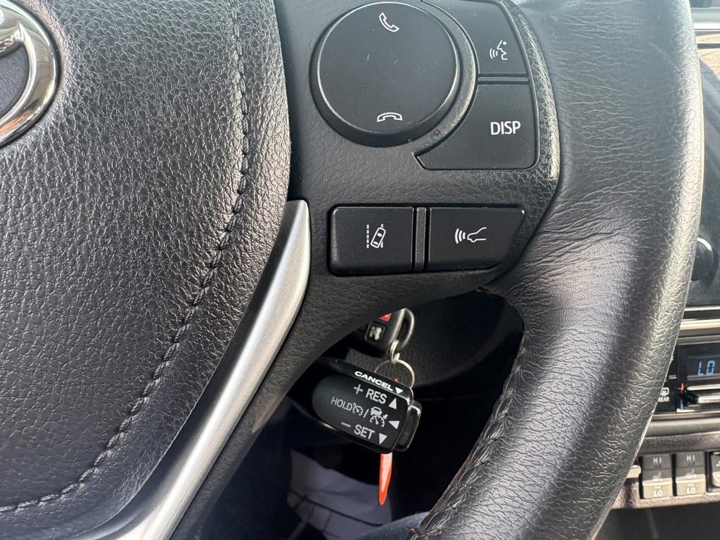 2018 Toyota Corolla LE 70,000 KM I HEATED SEATS AND STEERING WHEEL I CAMERA  I SUNROOF I MAGS I  ACTIVE SECURITY in Montréal, Quebec - 10 - w1024h768px
