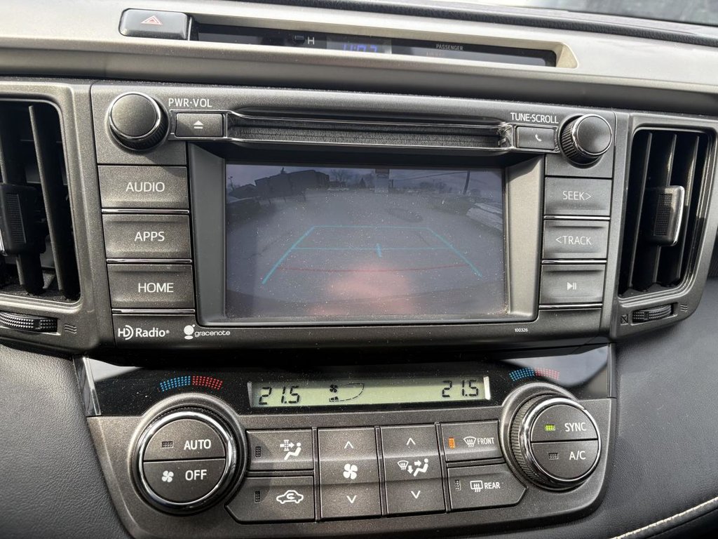 Toyota RAV4 XLE SUNROOF, CAMERA & BLUETOOTH LES TECHNO ON OLD CAR IS PERFECT !!!! 2015 à Montréal, Québec - 12 - w1024h768px