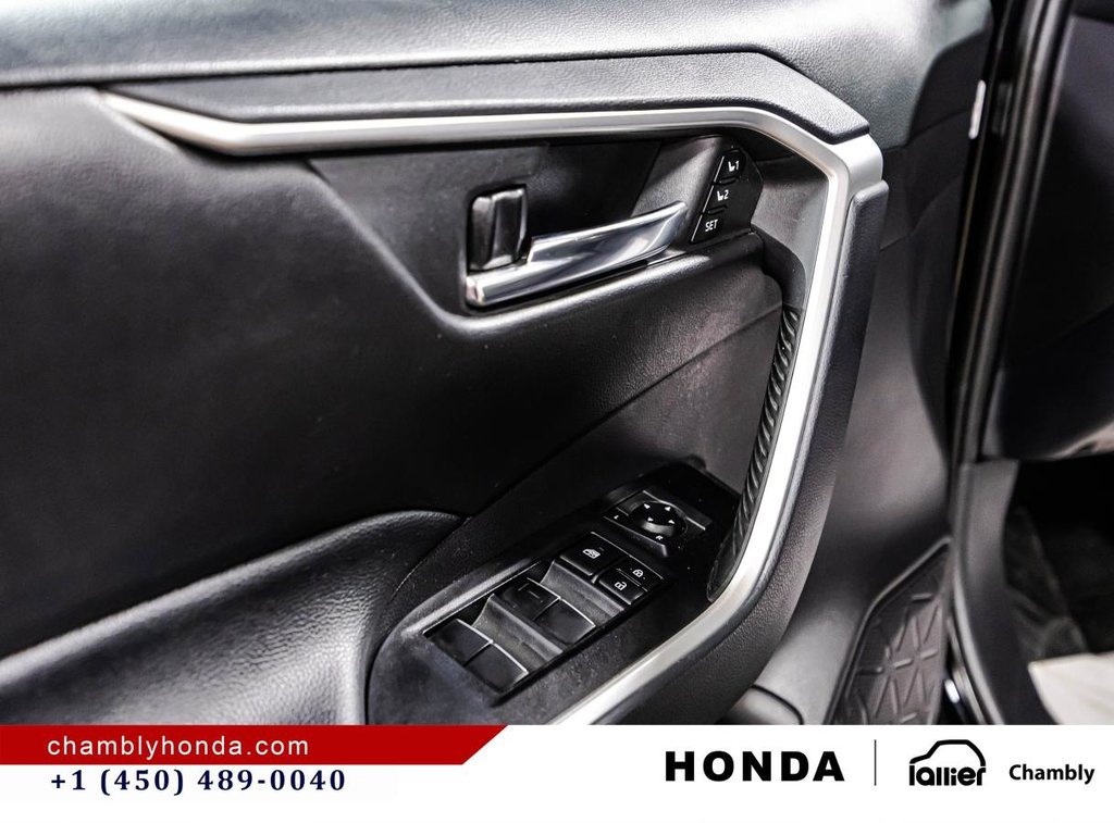 2020 Toyota RAV4 XLE AWD LEATHER I SUNROOF I MAGS I HEATED SEATS I CAMERA I ACTIVE SECURITY in Montréal, Quebec - 11 - w1024h768px