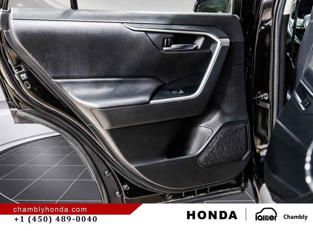 2020 Toyota RAV4 XLE AWD LEATHER I SUNROOF I MAGS I HEATED SEATS I CAMERA I ACTIVE SECURITY in Montréal, Quebec - 12 - w1024h768px