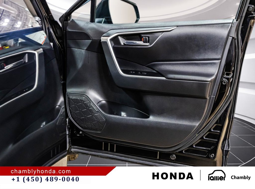 2020 Toyota RAV4 XLE AWD LEATHER I SUNROOF I MAGS I HEATED SEATS I CAMERA I ACTIVE SECURITY in Montréal, Quebec - 17 - w1024h768px